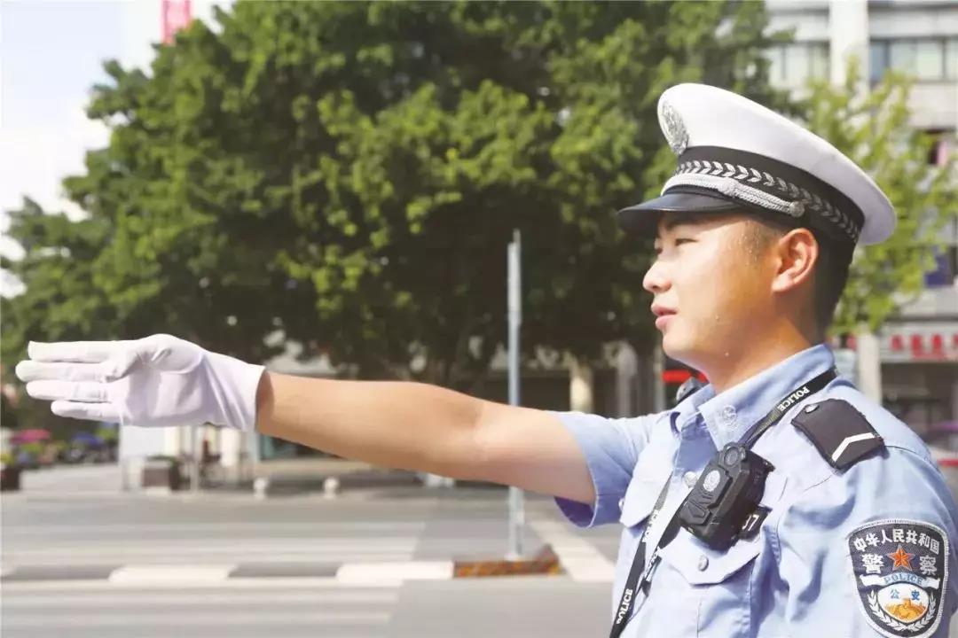 夏日送清涼| 慰問(wèn)一線(xiàn)交警同志