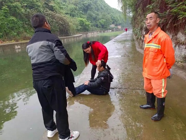 河道班長(cháng)周克亮勇救落水女子——遵義市匯川區分公司
